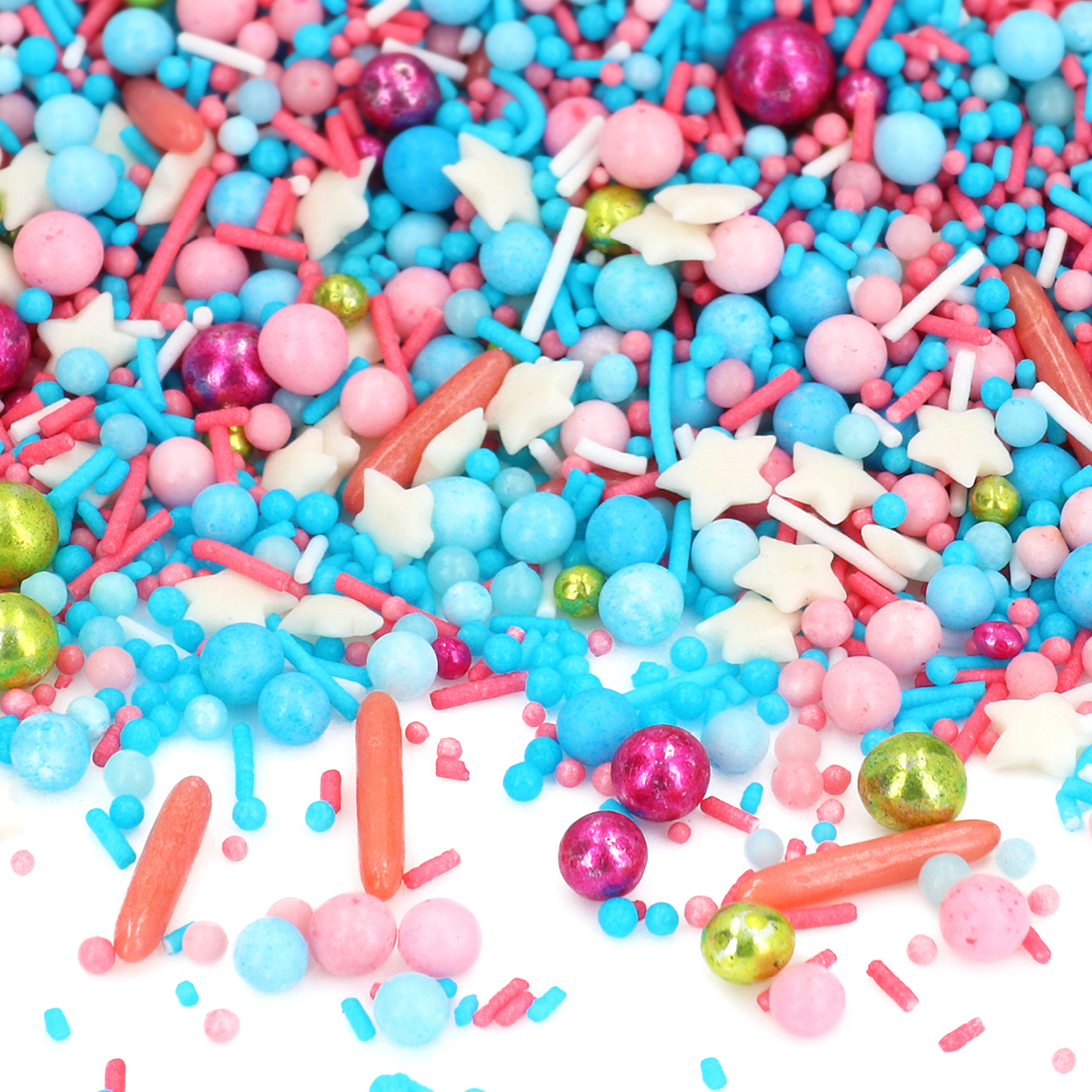 Das Bild zeigt eine bunte Sammlung an Sprinkles in blau, rot, orange und weiß