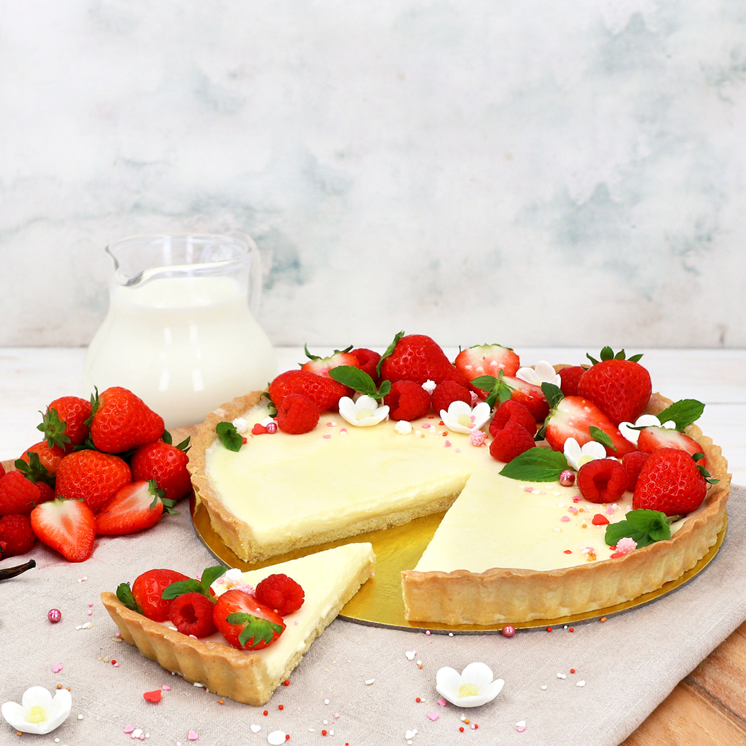 Das Bild zeigt eine Tarte mit einer Panna Cotta Füllung