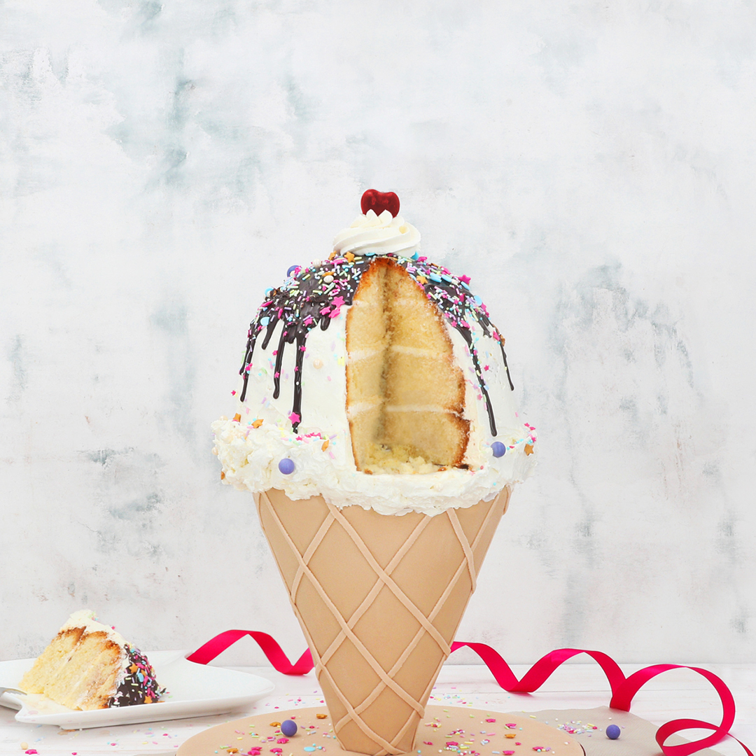 Das Bild zeigt eine Torte, die aussieht, wie eine Eiskugel in einer Waffel