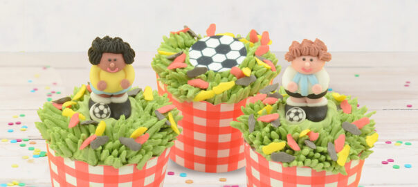 Das Bild zeigt Cupcakes im Fußball-Look