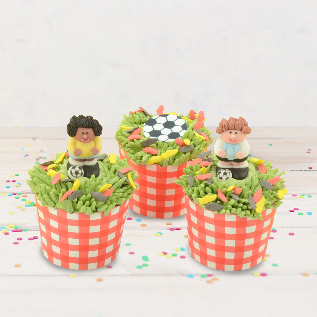 Das Bild zeigt Cupcakes im Fußball-Look