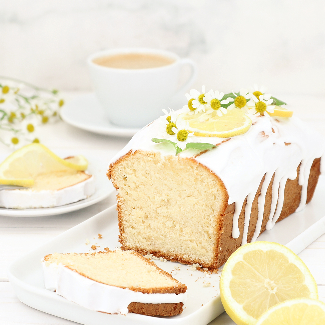 Das Bild zeigt einen Zitronenkuchen in Kastenform