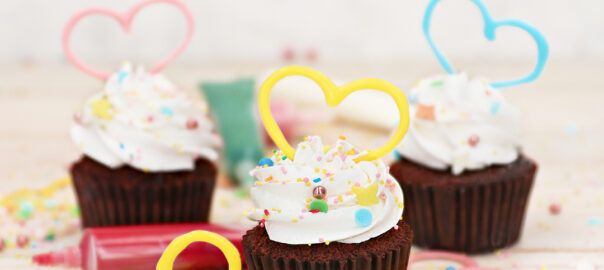 Das Bild zeigt Cupcakes die mit kleinen Herzen dekoriert wurden