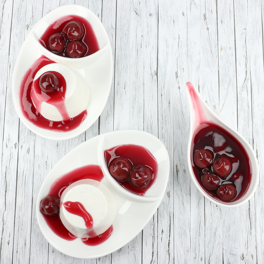 Das Bild zeigt ein Panna Cotta mit Kirsch-Topping