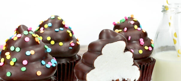 Das Bild zeigt Muffins mit einer Haube aus Fluffy Icing Cream und kakaohaltiger Fettglasur