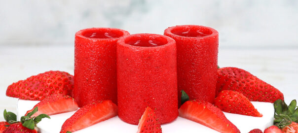 Das Bild zeigt Gläser, die aus Erdbeer-Sorbet hergestellt wurden und mit Getränken gefüllt wurden