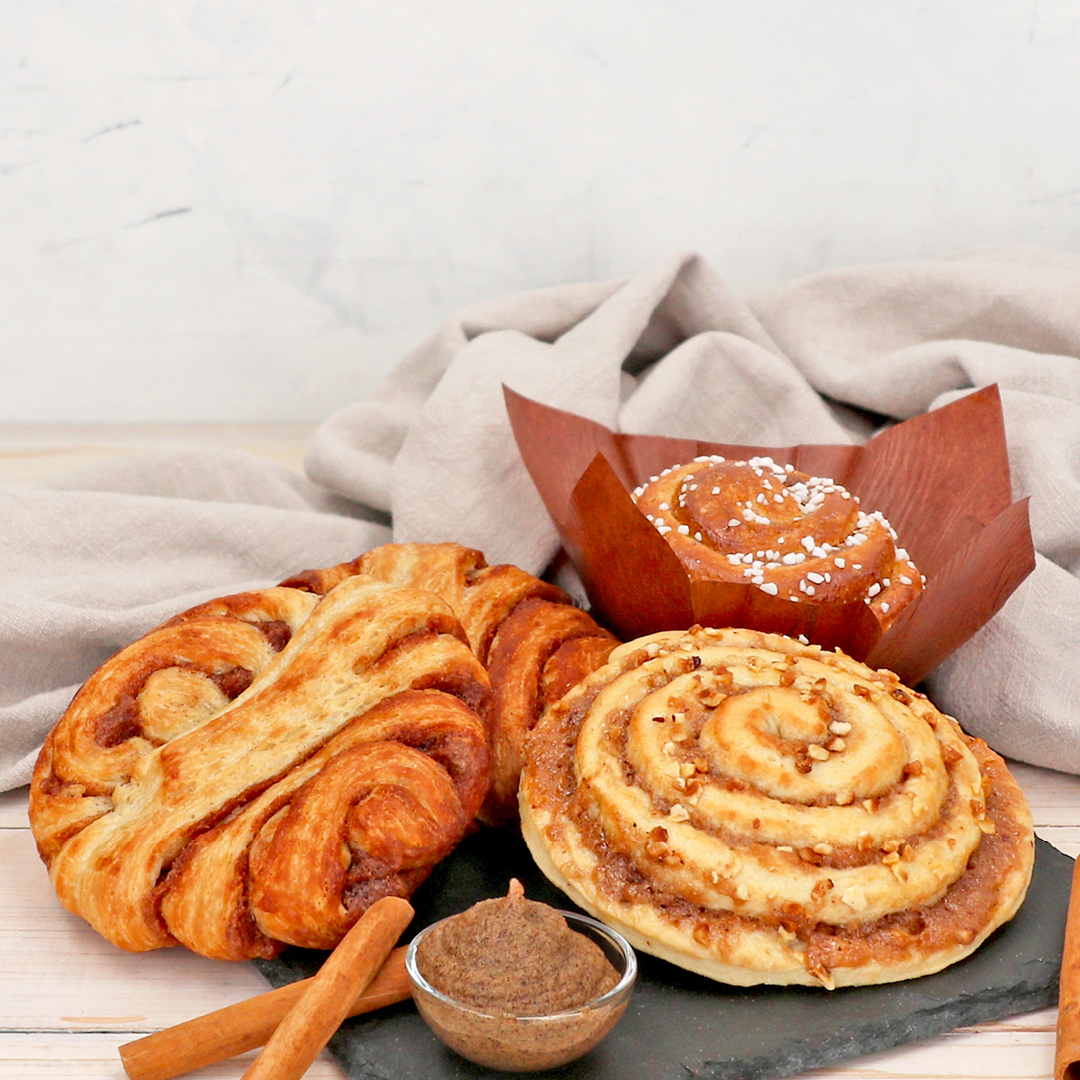 Das Bild zeigt Zimtschnecken und Franzbrötchen, die mit einer Remonce Zimtfüllung hergestellt wurden.