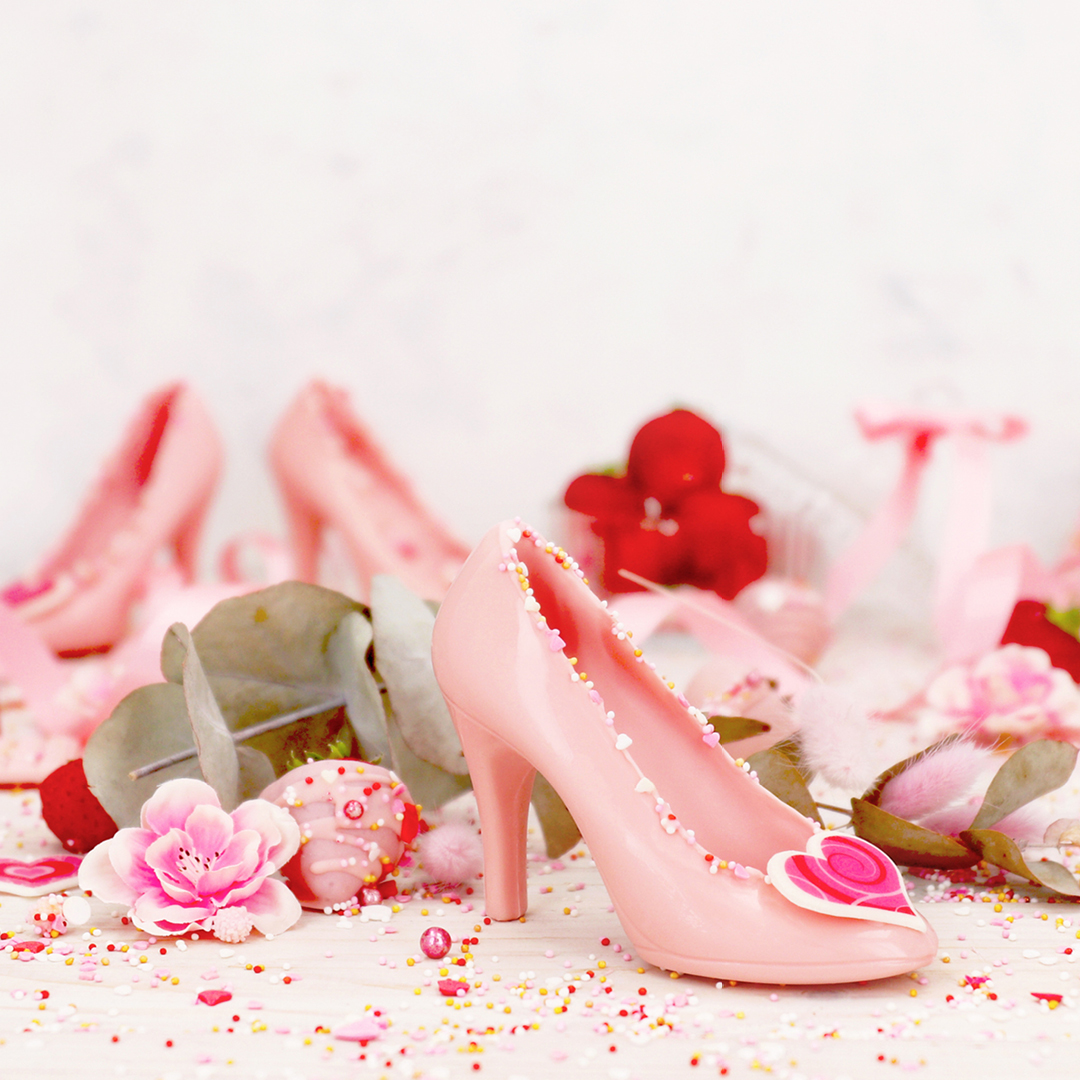 Das Bild zeigt einen High Heel, der aus Cake Pop Glasur gegossen wurde